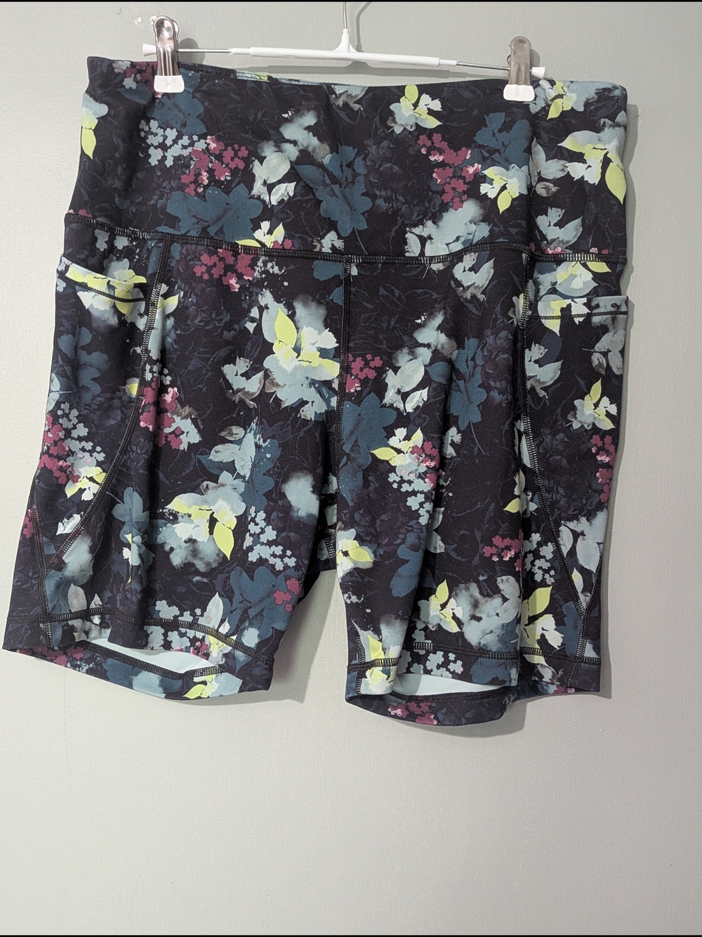 Athletic Works Women'sHigh-Rise Floral Performance Bike Shorts